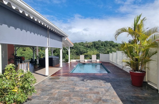 Superb villa with swimming pool and jacuzzi