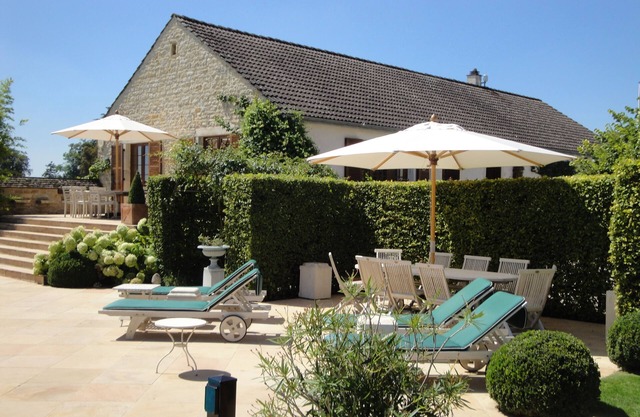 Superb villa with view on vineyards, 100 m² swimming pool secured by electric cover