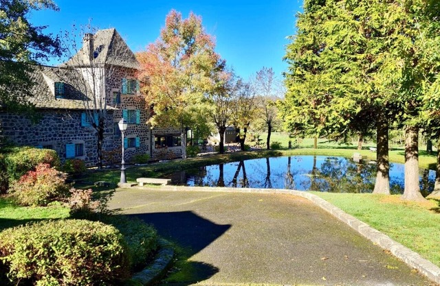 Superbe maison rénovée avec grand parc, lac privé et jacuzzi