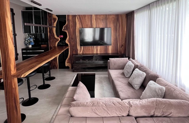 Superior 3 Bedroom Apartment 300m to the Sea