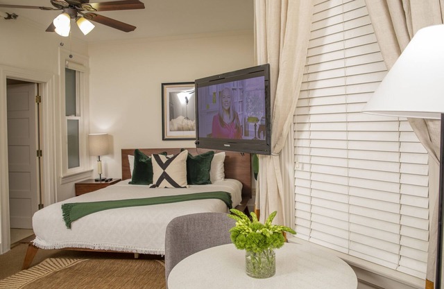 Superior King Room with Ensuite Bathroom