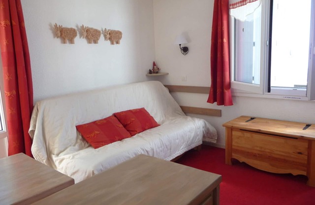 Superior studio cabin near slopes, sleeps 4, south balcony, ski locker