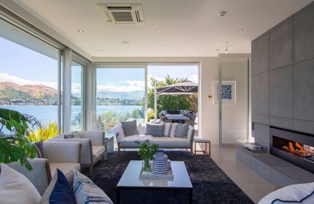 Supreme Lakefront - private lakefront villa