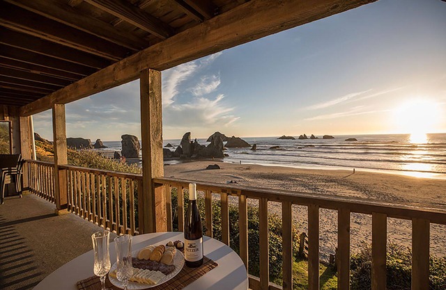 Surf Song: Amazing ocean views of Face Rock Beach with private beach access