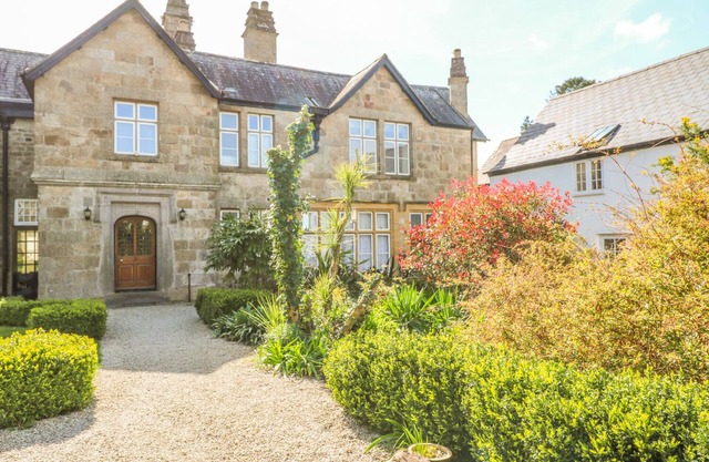 SURF SONG, pet friendly, with pool in Penzance