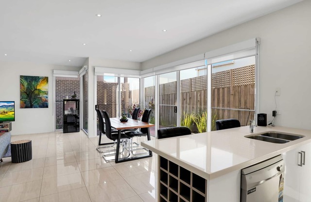 Surf Villa - Situated just down from Warrnambool's famous Thunder Point