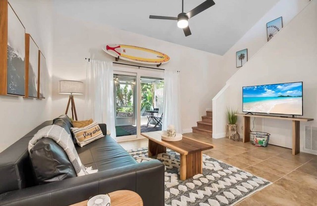 Surfs Up, Dog Friendly Townhome Minutes to Beach