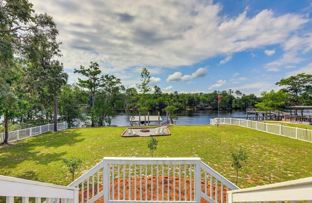 Suwannee River Retreat: Dock & Screened Porch!