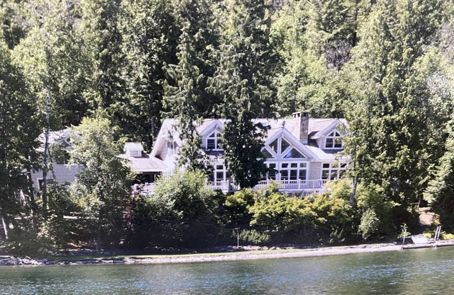 Swan Lake House - 6 Bed 6.5 Bath - Sleeps 12 - 200 ft ON WATER Heated Driveway