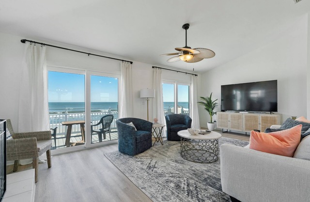 "Swan Ocean" Beach House on Vilano Beach
