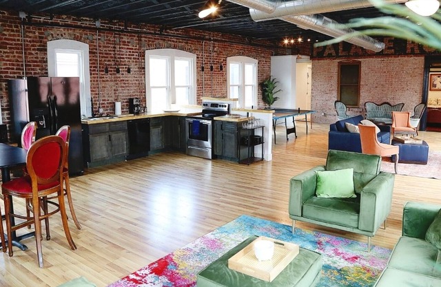 Swanky downtown Loft fit for a king! History and Luxury for a perfect getaway