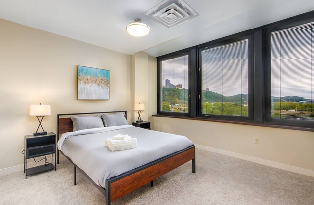 Sweeping Stadium Views | Best Location | 2 Sofas 2 TVs + 24/7 Gym Terrace Roku