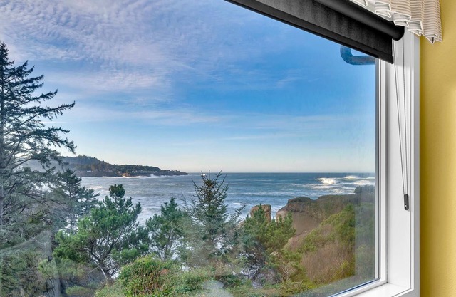 Sweeping Views of Depoe Bay-Enjoy Whale Watching from this Water Front Condo