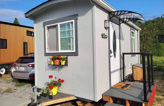 Sweet Caravan Tiny Home by creek & bay. Twin bed.