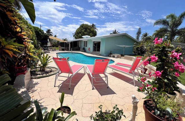 Swim with butterflies! Garden, Heated Pool 1mi to beach 4 bed 3 bath Sleeps 10
