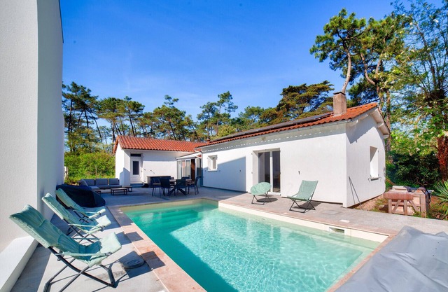 Swimming pool & access to a natural reserve