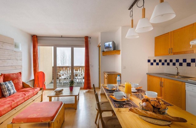 Swimming pool, terrace, balcony, parking, tv, ski locker, 35m², Luchon-Superbagnères