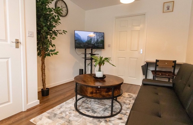 Swindon Cozy 2BR Retreat