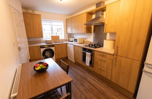 Swindon Cozy 2BR Retreat
