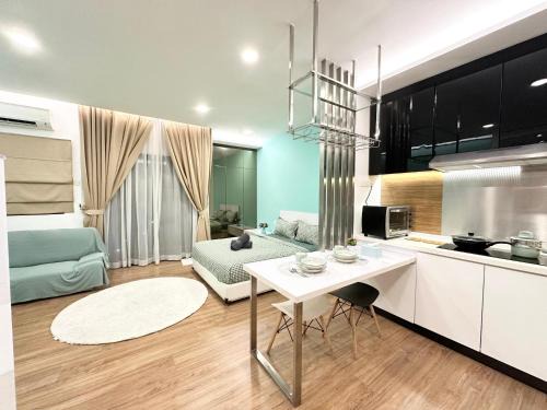 Symphony Tower - Studio, High Floor, Self Check in, Free Parking, Free Netflix, 200mbps WIFI WIFI