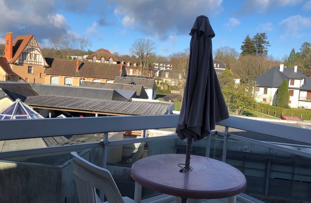 T1 33m very bright, elevator, balcony, private parking, close to shops