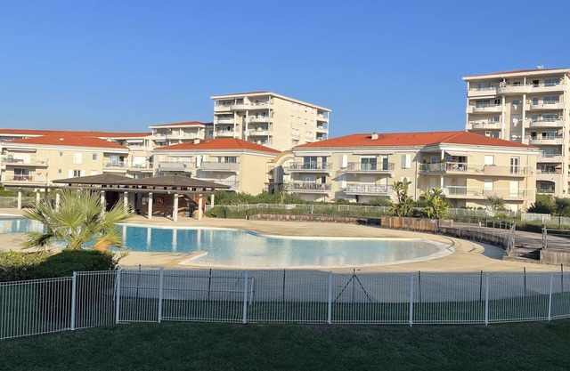 T2 46m2 apartment with 12m2 terrace overlooking the estate's superb swimming pool