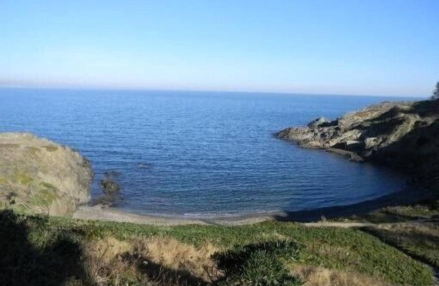 T2 feet in the water. Exceptional setting. Direct access to the sea from the terrace