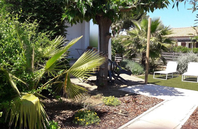 T2 garden level in villa. Swimming pool. 500 m. from the sea. 30 mins walk from SANARY