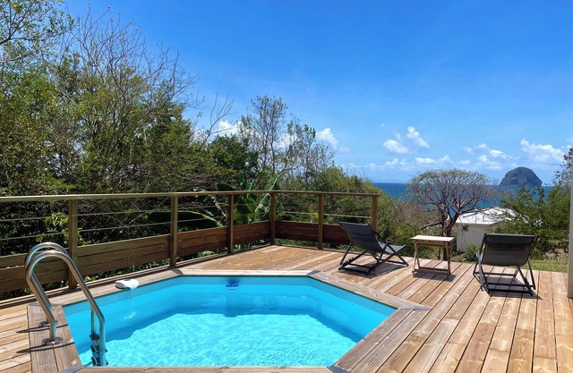 T2 town private pool 3mns walk from the beach, view of the Rock
