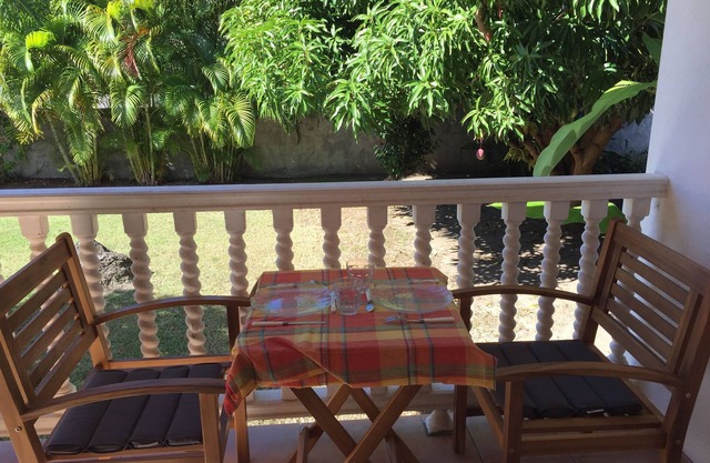 T2 Tropical comfortable by the pool close to the sea