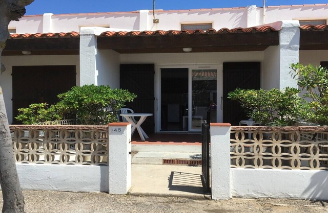 T2 with courtyard, 100m from the beach. Quiet area and close to shops (classified 3 *)