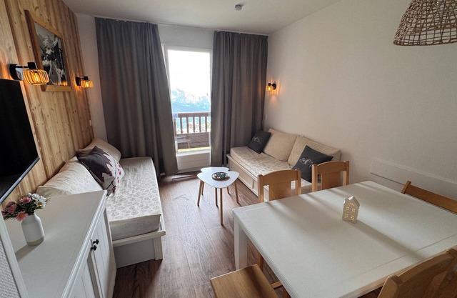 T3 for 6/7 people with direct access to the slopes, beautiful view, summer swimming pool, shops