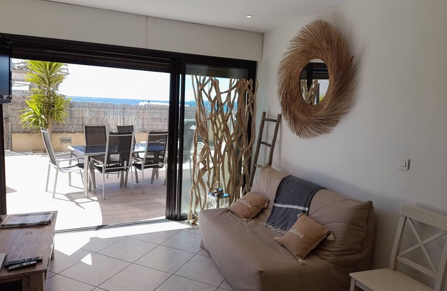 T3 garden apartment with feet in the sand