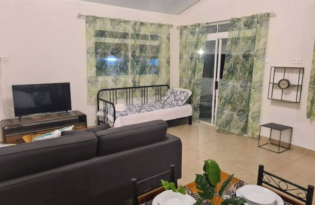 Taharu' u Guest House By The Beach