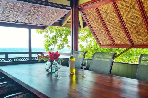 TAHITI Tamanu House - Séjour Bord de mer, Plage privée, TV, Wifi, Hôte Polynésienne