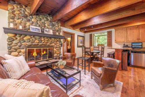 Tahoe City 4BR 4 Full Bathroom Home Near Palisades Close to Town