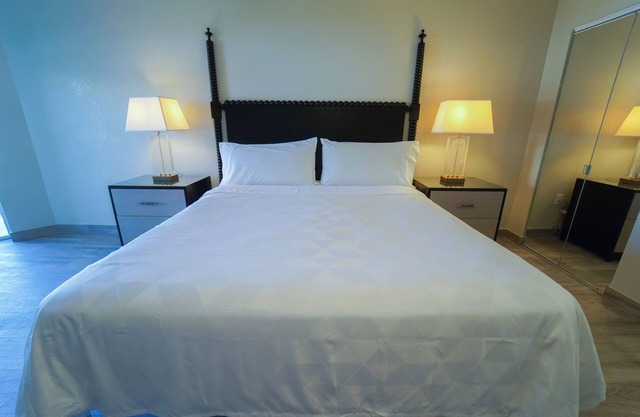 Take An Amazing Vacation! 2 Gorgeous Suites, Pool, Close to Seven Mile Beach