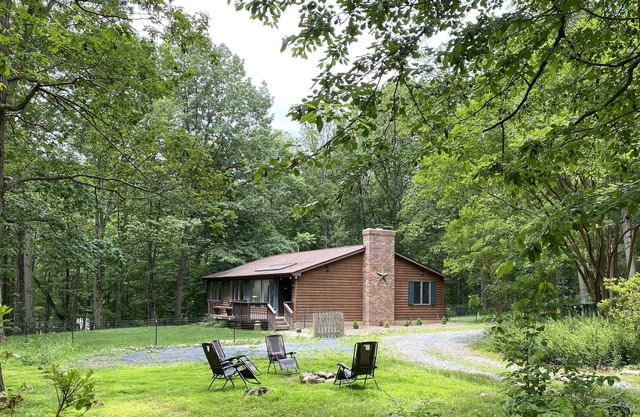 Tall Oaks Cabin, Walk to Wineries and Breweries!