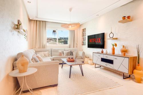 Tanger Malabata - Chique & Stylish 2BR Apartment - Fast WiFi & Netflix