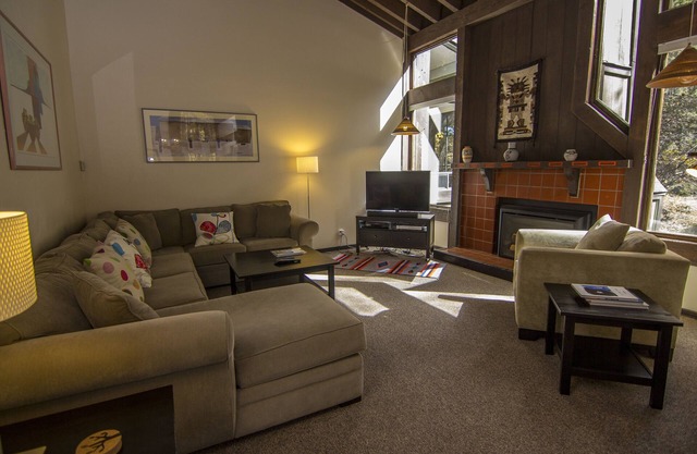 Taos Ski Valley/3 Bdrm/Sleeps 8/Directly Next Door To The Children's Ski School