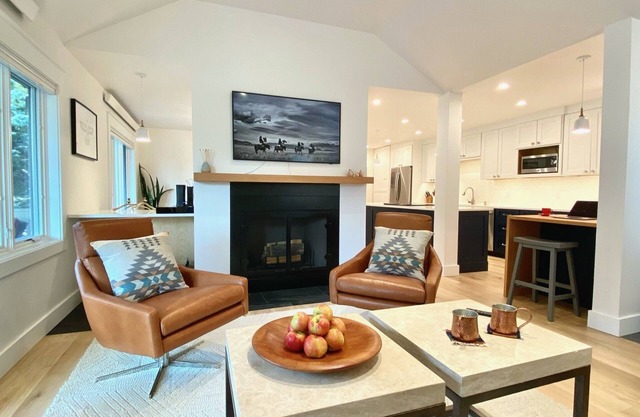 Teewinot B5: Top Floor 2BR/2BA Condo - Fully Remodeled