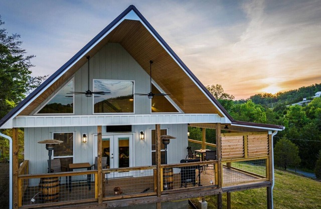 Tennessee Whiskey Cabin- Lake and Mtn Views, Covered Deck, Game Room, Pool Table, BBQ, Pets