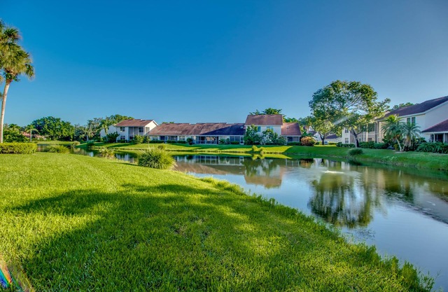 Tennis, Pool, Lakeview, Free Wi-Fi Cozy 2/2 condo in the heart of Naples