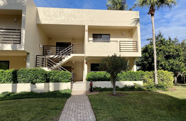 Tennis Villa , beach access and amazing Pelican Bay amenities! 90 day minimum
