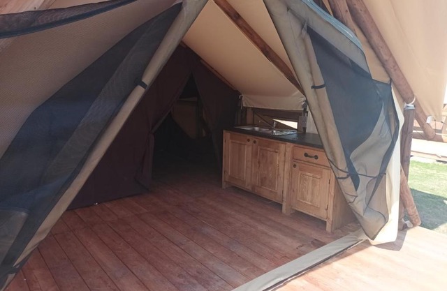 Tente Lodge pour 5 personnes en bordure de la rivière Allier au sein d'un petit camping