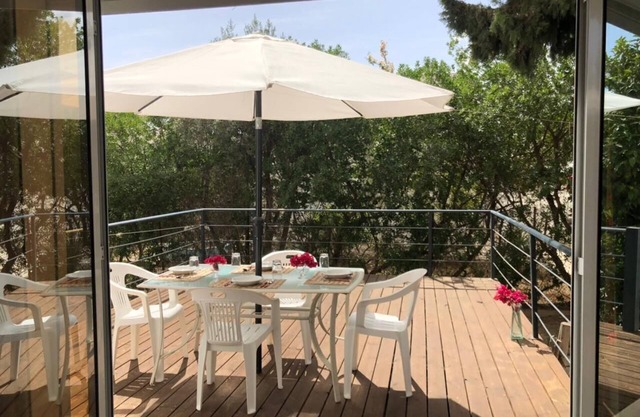 Terrace apartment. 5 minutes from the airport. All amenities nearby!