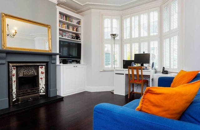Terraced Home in Tranquil Wimbledon, by Veeve