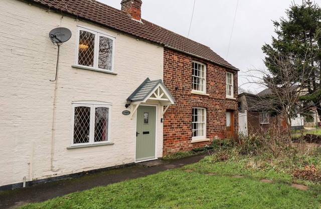 THAMES COTTAGE, pet friendly, character holiday cottage in Roos
