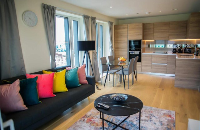 Thames View 2 Bed Apartment With Balcony