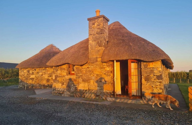 Thatched Cottage near beach, Luxury Rooms, Fully kitted kitchen, drying room,